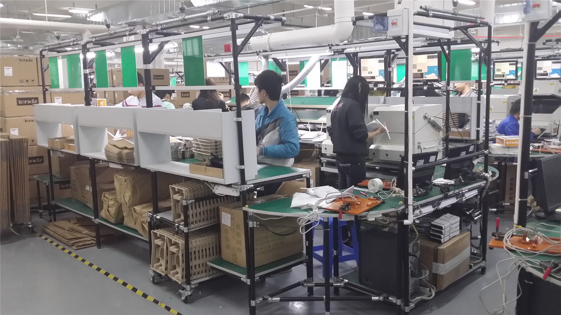 電子工廠使用精益管工作臺的場景！